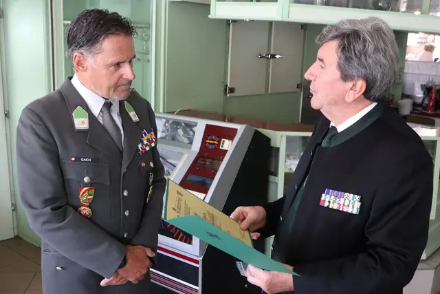 Franz Hopfgartner zeigte sich stolz, Werner Gaich als Mitglied im Kameradschaftsbund zu haben | Foto: Gerhard Langmann