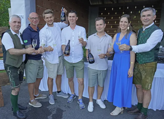 Anlässlich der Präsentation wurde die große Reserve stilgerecht gesäbelt und dann genussvoll verkostet. | Foto: MeinBezirk