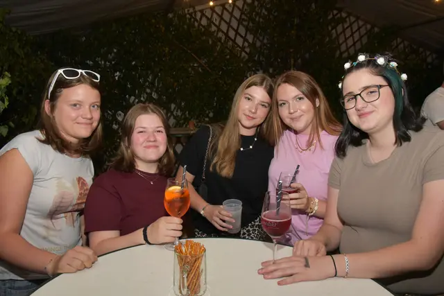 Die Freundinnen Johanna, Lina, Juklia, Celine und Hannah genießen den Abend und feiern in der Weinbar beim Wildsaufest | Foto: Alois Braid / zema.medien.de