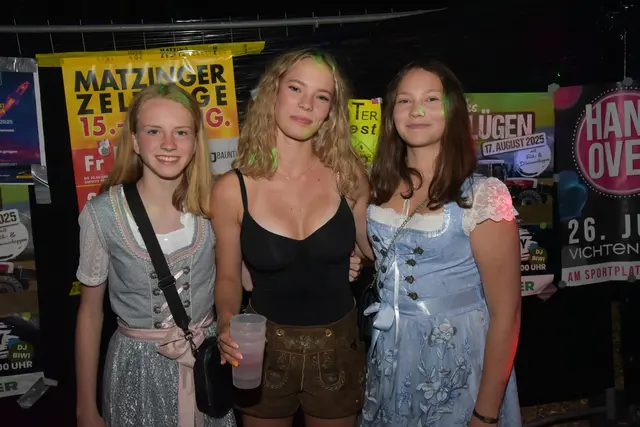 Elena, Marlies und Nora ziehen durch das Gelände des Wildsaufestes | Foto: Alois Braid / zema.medien.de
