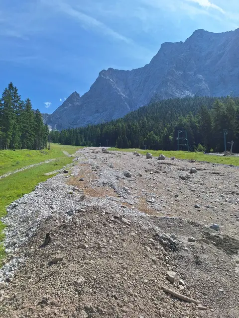 Am Sonntag war das gesamte Ausmaß erkennbar: Der entstandene Murenstrich ist gut zwei Kilometer lang. | Foto: Gem. Ehrwald