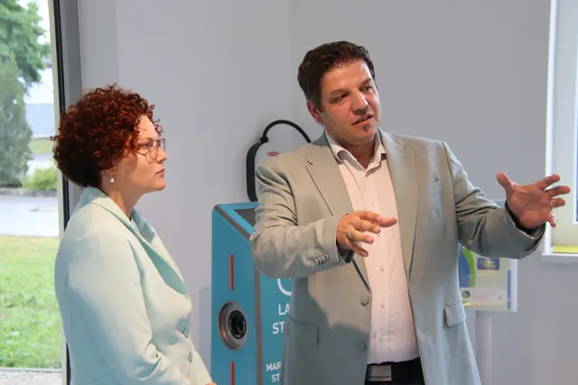 Energie-Experte Andreas Schneemann erläuterte den "Community Hub" in Ollersdorf, der Photovoltaikanlage, Batteriespeicher, Schnellladestation, Notstromversorgung und Ladepunkte für E-Fahrzeuge kombiniert. | Foto: Martin Wurglits