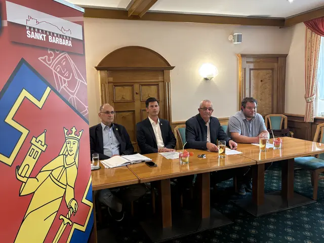 Die Gemeindevertretung mit Franz Lammer, Arno Russ, Ernst Ebner und Gabriel Wernbacher informierte über die aktuelle finanzielle Lage von St. Barbara.  | Foto: Koidl