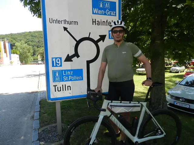 Armin Plank, kam mit seine Fahrrad aus Wien zur  Autosegnung. | Foto: Heribert Punz