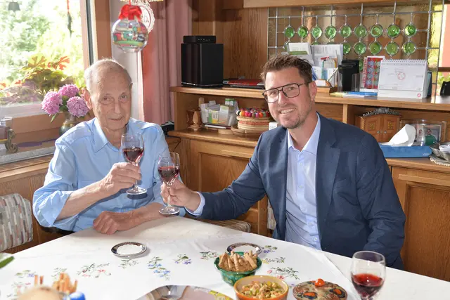 Zum Wohl! Bürgermeister Christian Härting gratulierte Hans Wiedner zum 90. Geburtstag. | Foto: MG Telfs/Dietrich