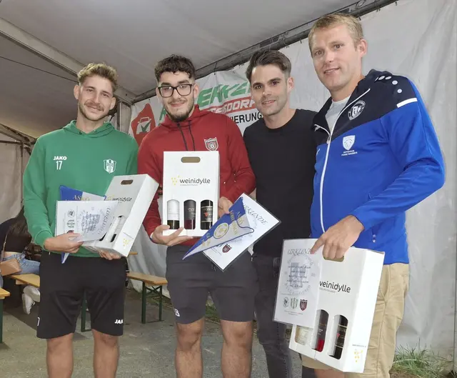 Obmann-Stellvertreter Thomas Polzer (2.v.r.) gratulierte den Teams beim Blitzturnier. | Foto: ASKÖ Kohfidisch