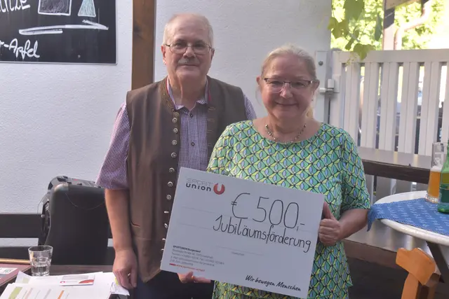 500 Euro Jubiläumsförderung: Franz Felber mit Sportunion-Präsidentin Karin Ofner | Foto: Michael Strini