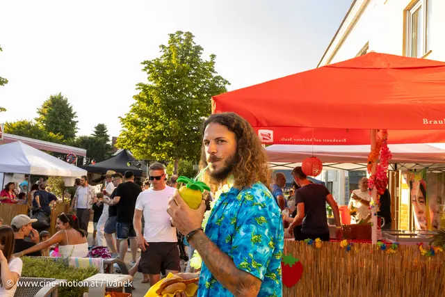 Maurice wählte das richtige Outfit für dieses Fest. | Foto: www.cine-motion.at / Ivanek