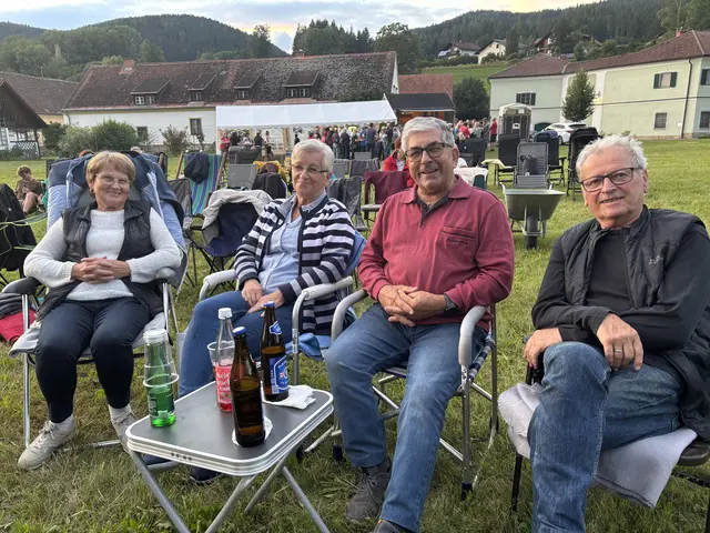 Bestens ausgestattet genossen Mürztalerinnen und Mürztaler den Kinoabend unter freiem Himmel. | Foto: Koidl