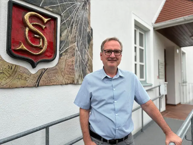 Bürgermeister Roman Zehetbauer spricht mit MeinBezirk über bereits umgesetzte Projekte und jene, die noch folgen werden.  | Foto: Lisa Zehetbauer