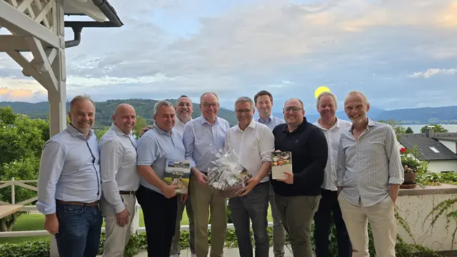 Gruppenfoto: DI Michael Haslehner, Christian Reiterer, Bürgermeister Lanzenkirchen Bernhard Karnthaler, GGR Markus Kitzmüller-Schütz, LH-Stv. Stephan Pernkopf, Bürgermeister Seewalchen am Attersee Gerald Egger, Bauernbund Direktor Paul Nemecek, Bernhard Karnthaler jun., Josef Geiger und Andreas Kornhofer | Foto: Marktgemeinde Lanzenkirchen