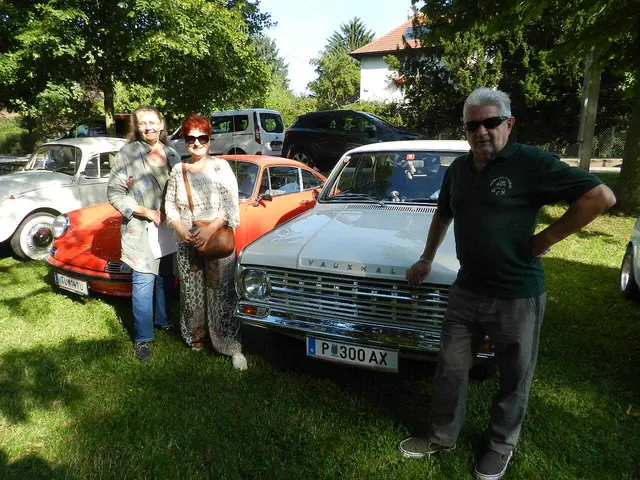 Lohna Eveline, Claudia Führer, Geyer Josef hat der 
Vauxhall  gut gefallen. | Foto: Heribert Punz