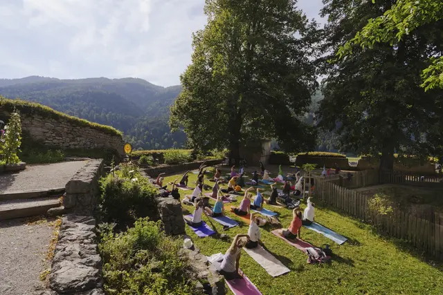 Yoga im Kräutergarten der Festung Kufstein. | Foto: TVB Kufsteinerland / Lisa Eiersebner