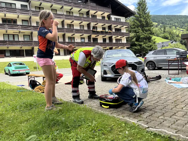 "Hilfe, es tut so weh", ruft eine Statistin, die so tut, als wäre sie vom Hund gebissen worden. | Foto: MeinBezirk