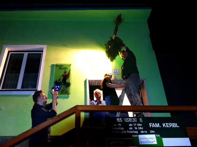 Am Samstag, dem 19. Juli, wurde der Heurigen-Buschen zum letzten Mal abgehängt. | Foto: Hans Ludwig