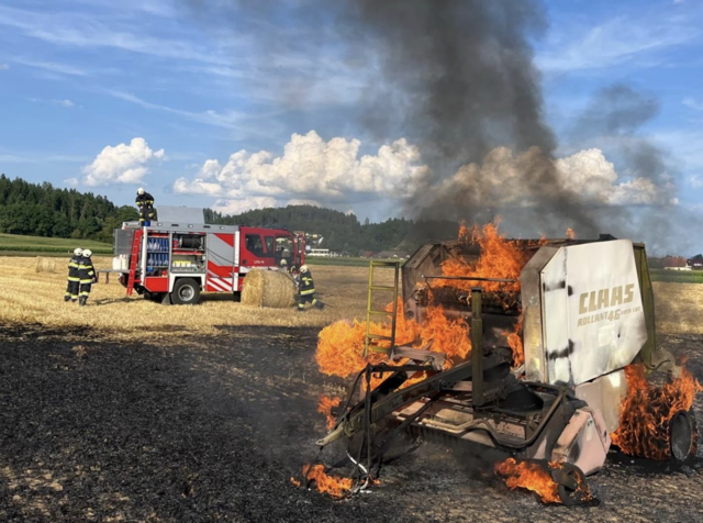 Die Flammen der brennenden Ballenpresse griffen auf das Feld über. | Foto: Feuerwehr Tainach