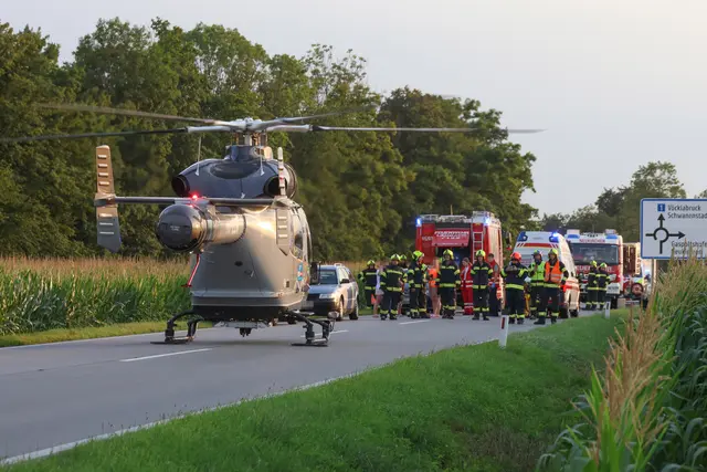 Der Notarzthubschrauber Martin 3 musste eine Frau ins Krankenhaus nach Linz fliegen – sie wurde bei einem Crash in Lambach schwer verletzt. | Foto: laumat.at