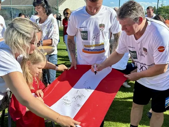 Natürlich werden auch Autogrammwünsche erfüllt. | Foto: Copa Pele