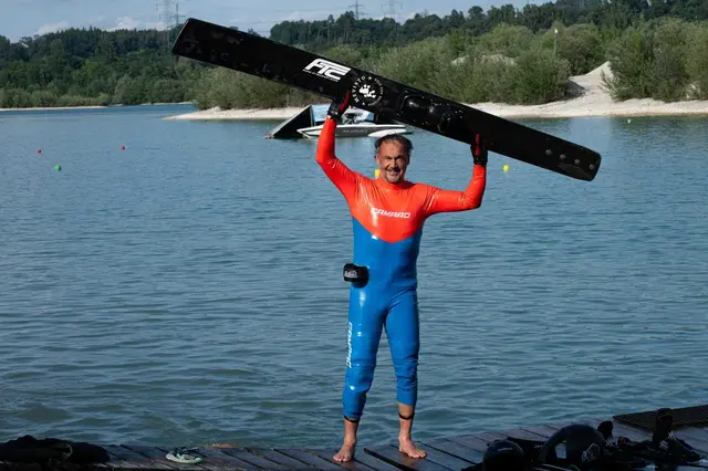 Der 57-jährige Daniel Dobringer vom Wasserski Leistungszentrum Union Fischlham (WLUF) landete mit 55,90 Metern auf Platz zwei und löste mit Silber das EM-Ticket. | Foto: Daxner