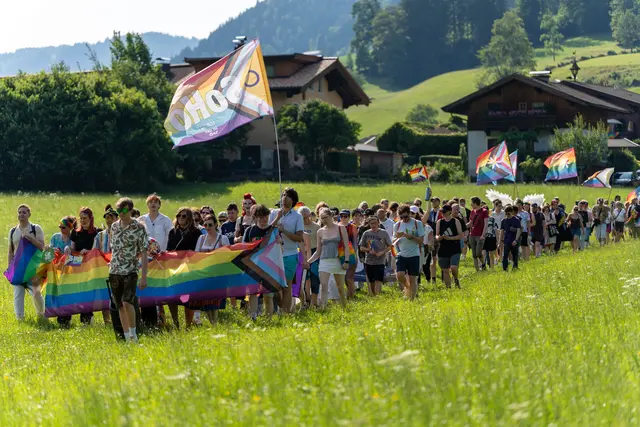 Die bunte Demonstration zog quer durch die Gemeinde Unken. | Foto: Jakob Koch