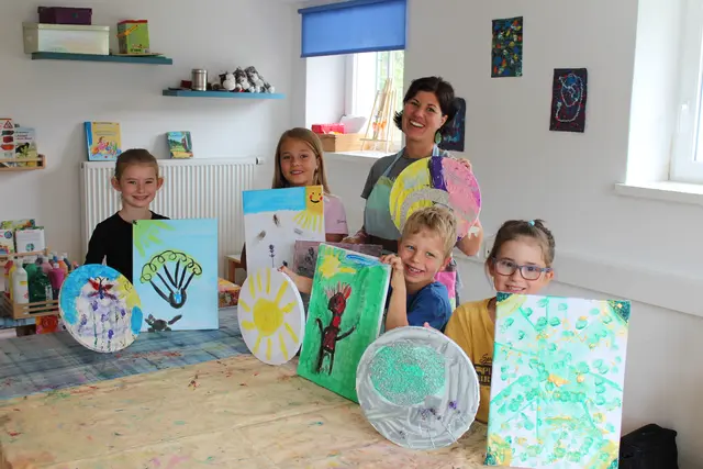 Beim kreativen Arbeiten in Schleedorf. | Foto: Simone Leymüller