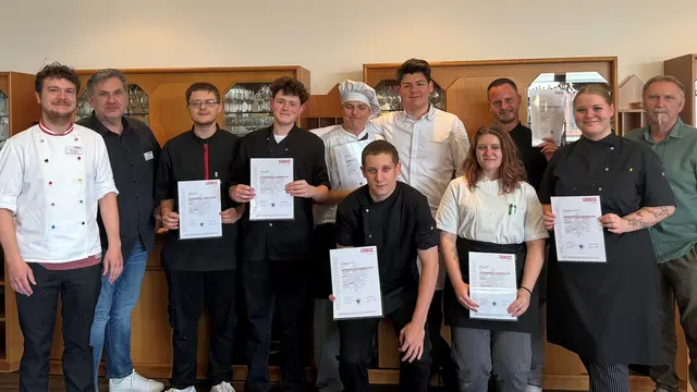 (v. l.): Bernhard Landauer (Prüfungskommission), Johannes Schwarcz-Enzinger (Prüfungskommission), Tobias Kneisl, Jonas Leitgeb, Jan Krajschits, Maximilian Lidauer, Manuel Pilz, Diana Lehner, Kevin Berger, Vanessa Strohmayer und Johannes Hadl (Prüfungskommission)  | Foto: WKO Burgenland