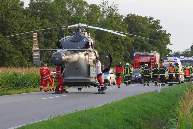Der Notarzthubschrauber Martin 3 musste eine Frau ins Krankenhaus nach Linz fliegen – sie wurde bei einem Crash in Lambach schwer verletzt. | Foto: laumat.at