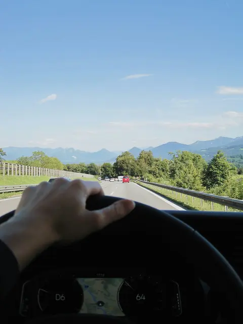 Für den Weg zur Arbeit nutzen viele Steirerinnen und Steirer täglich das Auto: Die durchschnittliche Entfernung zwischen Wohnort und Arbeitsort beträgt in der Steiermark 20,7 Kilometer (getrimmtes Mittel). | Foto: Anna/Unsplash