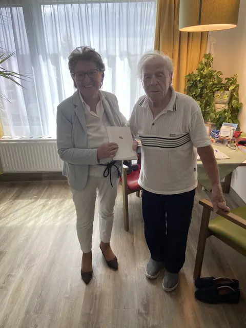 Vizebürgermeisterin Erika Buchinger (ÖVP) gratulierte Leopold Löw zum 103. Geburtstag. | Foto: Stadt Wiener Neustadt/Weller