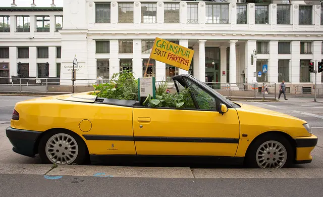 2021 hat Christoph Schwarz seinen gelben Peugeot 306 zum Kräuterbeet umfunktioniert. (Archiv) | Foto: cabriobeet.net