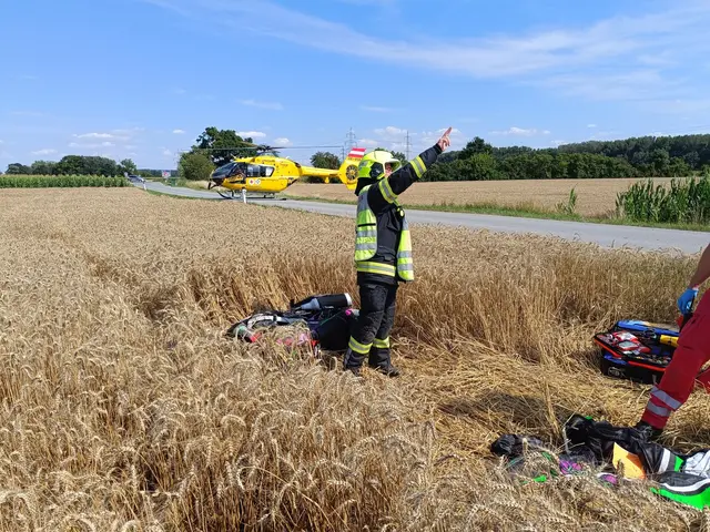 Der Biker stürzte mitsamt seiner Maschine und blieb schwer verletzt liegen. Sofort alarmierte Ersthelfer und Augenzeugen eilten zur Unfallstelle und setzten die Rettungskette in Gang. | Foto: FF Neuaigen