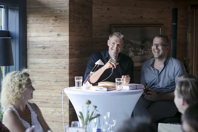 Die Lesung mit Bernhard Aichner (rechts) und Thomas Raab (links) verspricht wieder Spannung und Unterhaltung. | Foto: Hotel Tirol Fiss