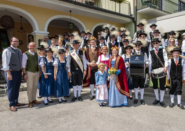 Vor dem Start des traditionellen Festumzuges beim Spitzer Marillenkirtag: Landeshauptfrau Johanna Mikl-Leitner mit König Marillus, Königin Aprikosia, Bürgermeister Andreas Nunzer und Tourismusvereinsobmann Ewald Stierschneider (li. außen) sowie der Trachtenkapelle Spitz, die den Umzug und das Fest musikalisch gestaltete. | Foto: NLK Filzwieser
