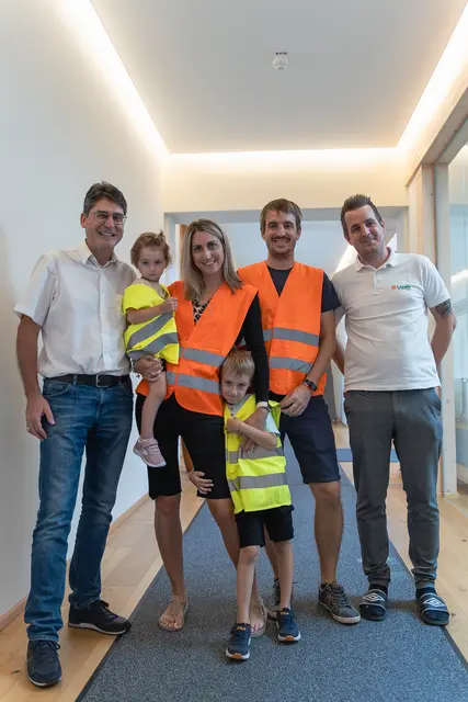 Leonie und Marcel besuchten ihre Mama Franziska (im Leeb Auftragsmanagement), Ihren Onkel Florian (IT-Leitung bei Leeb/rechts) und ihren Opa Günther (Produktionsleiter der Firma Leeb/links) am Arbeitsplatz. | Foto: Leeb Balkone