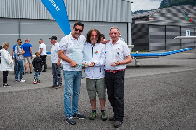Foto: Sascha Jäger: Obmann der Hilfsorganisation Stunde des Herzens, Joe Fritsche, überreichte Kinderfluginitiator Andreas Seeburger den "gläsernen Ehrenaward". Weiters wurde Pilot Hermann Rass, als Dienstältester und langjähriger Kinderflugpilot (seit 2011) mi