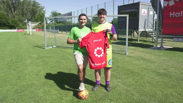 Hikmet Arslan mit Tormann Luca Allgäuer. | Foto: Lukas Triebelnig