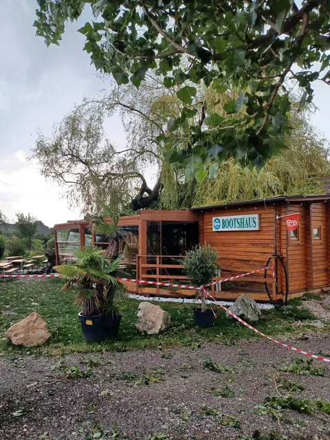Das Bootshaus am Kanal wurde schwer beschädigt. | Foto: FF WRN, Montag