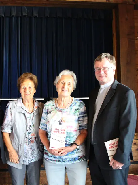 Beim Jägerstätter-Gedenken 2017 in St. Radegund verschenkte Bischof Manfred Scheuer die ersten Exemplare seines Buches „Kraft zum Widerstand“ an die Jägerstätter-Töchter Aloisia Maier (l.) und Maria Dammer (Mitte). | Foto: Diözese Linz/Mike Kraml