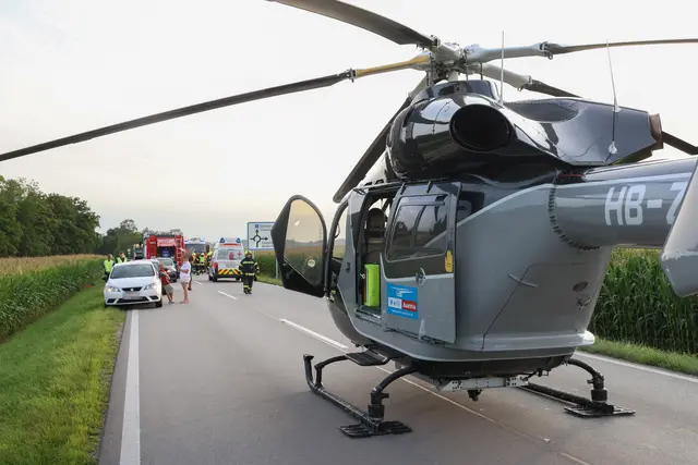 Der Notarzthubschrauber Martin 3 musste eine Frau ins Krankenhaus nach Linz fliegen – sie wurde bei einem Crash in Lambach schwer verletzt. | Foto: laumat.at