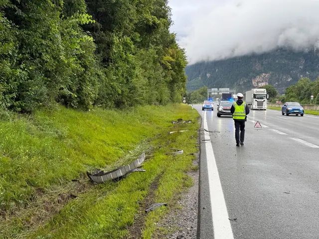Die Ausfahrtsspur bei Wiesing musste für die Dauer der Aufräumarbeiten gesperrt werden. | Foto: ZOOM.Tirol