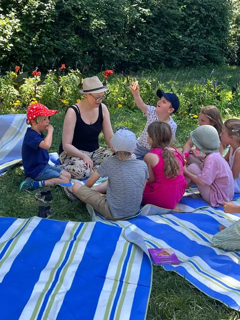 Unzählige Kinder lauschten im Schönbornpark verschiedenen Autorinnen. | Foto: Buchklub