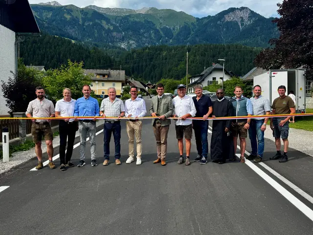Straßenbaureferent LHStv. Martin Gruber, Dellachs Bürgermeister Johannes Lenzhofer, Vizebürgermeister Josef Zankl, LAbg. Bgm. Ronny Rull und zahlreiche weitere Gemeindevorstände und Gemeinderäte feierten den neuen Straßenabschnitt. | Foto: Büro LHStv. Gruber