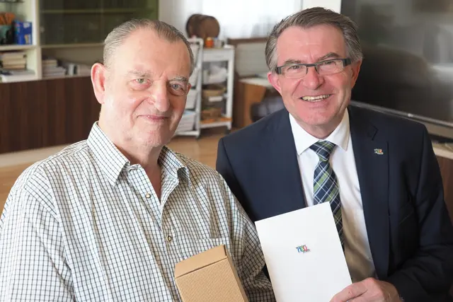 Alfred Marek nahm zu seinem 80. Wiegenfest Gratulationen von ÖVP-Stadtrat Franz Piribauer entgegen. | Foto: Stadt Wiener Neustadt/Weller