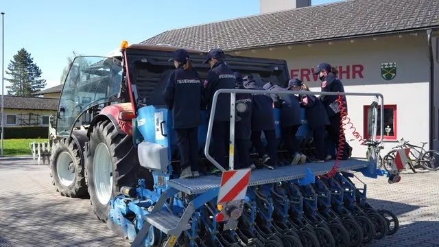 Anlegen einer großen Blühfläche. | Foto: FF Achenlohe
