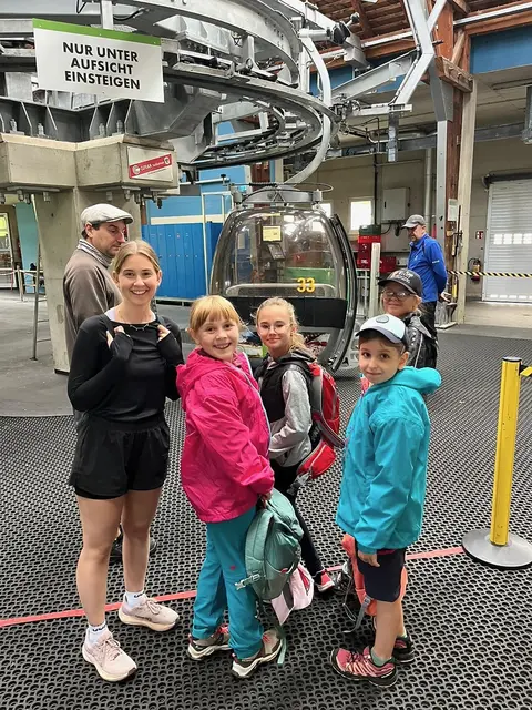 Sophie Tengg (l.) mit ihren "Schützlingen" bei der Schöcklseilbahn.  | Foto: Kathi Jaritz