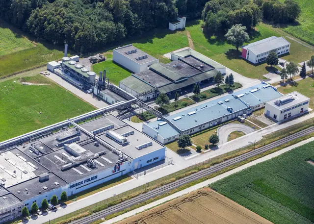 Blick auf den Firmensitz von Hueck Folien. Das innovative Unternehmen entwickelt und fertigt seine hochwertigen Lösungen ausschließlich im oberösterreichischen Baumgartenberg. | Foto: Hueck Folien
