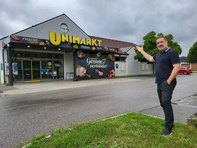 Aktuell Gewitterwolken und eine zum Abriss bestimmte Filiale. Aber:  "Der Unimarkt wird neu und besser wieder entstehen", ist Bgm. Andreas Derntl überzeugt. | Foto: Eckhart Herbe