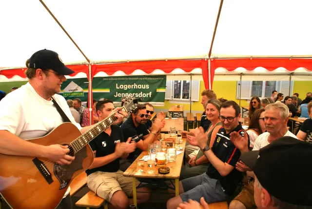 Das Straßenfest in Eisenberg an der Raab lockte zahlreiche Gäste an. | Foto: Anna Kaufmann