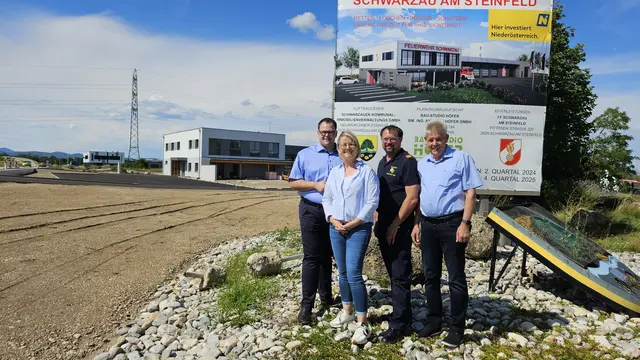 ÖVP-Granden unter sich: Nationalrat Thomas Elian (ÖVP), Bgm. Evelyn Artner (ÖVP) und Landtagsabgeordneter Hermann Hauer (ÖVP) mit Feuerwehrchef  Thomas Streng.
 | Foto: Hannes Mauser