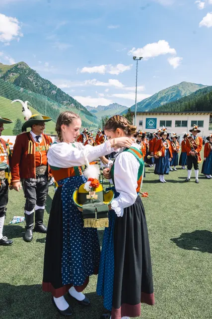 Paulina Lener übergab die Jungschützenkette an Sophia Hutter | Foto: Pernsteiner